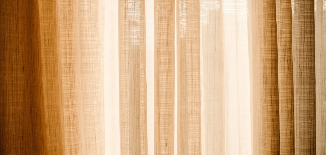 Zasłony z lnu czy zasłony zaciemniające