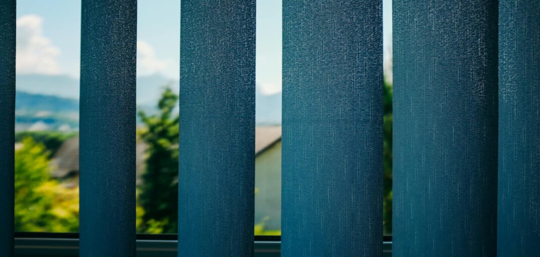 Żaluzje czy verticale? Które rozwiązanie wybrać i dlaczego?