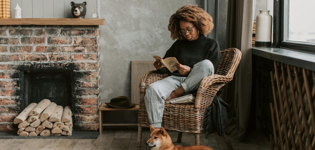 Jesień w stylu hygge: jak światło i tkaniny wpływają na nastrój w domu?
