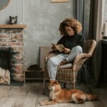 Jesień w stylu hygge: jak światło i tkaniny wpływają na nastrój w domu?