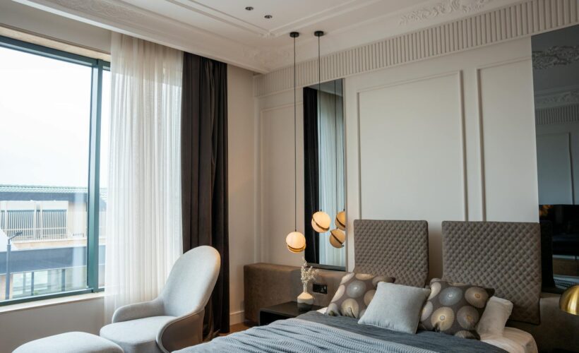 Jak ukryć karnisz? Pomysły na estetyczne zabudowy i maskownice