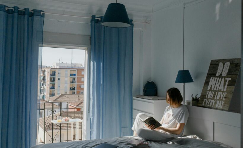 Karnisz do okna balkonowego