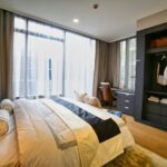 Karnisze przy ciężkich zasłonach