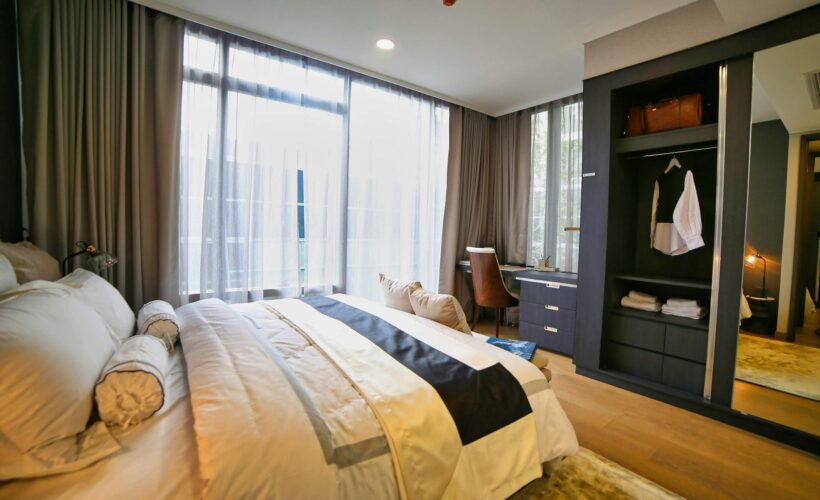 Karnisze przy ciężkich zasłonach