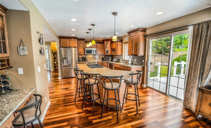 Zasłony w kuchni – jakie materiały i kolory sprawdzą się najlepiej?