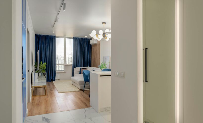 Jak dbać o rolety i karnisze, by służyły przez lata?