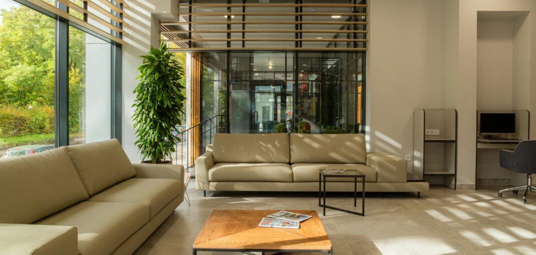 Jak optycznie powiększyć wnętrze? Kolor rolet a światło w pomieszczeniu