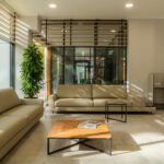 Jak optycznie powiększyć wnętrze? Kolor rolet a światło w pomieszczeniu