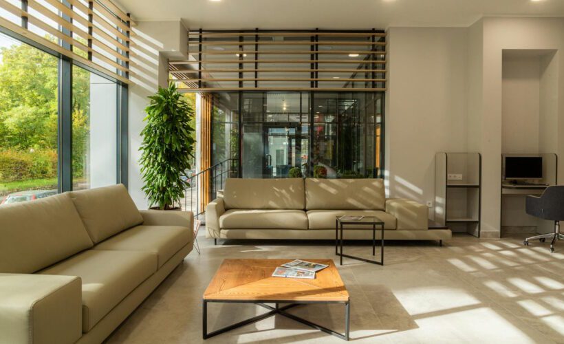 Jak optycznie powiększyć wnętrze? Kolor rolet a światło w pomieszczeniu