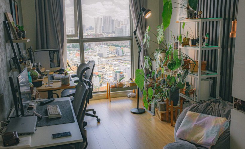 Rolety rzymskie czy plisy? Które rozwiązanie będzie lepsze do małego mieszkania?