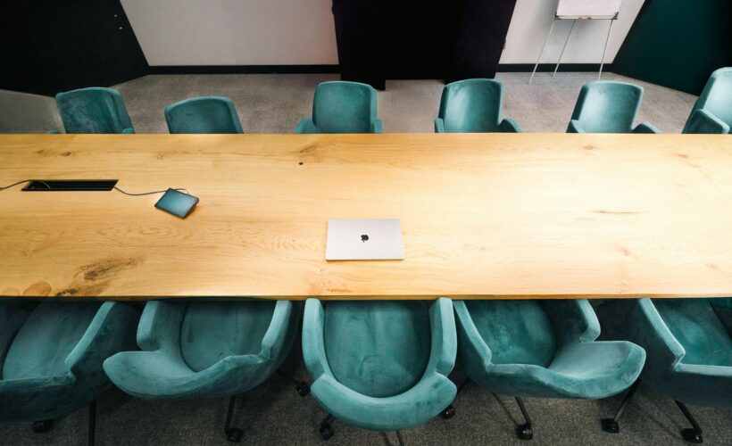 Jakie żaluzje wybrać do biura – praktyczny wybór a komfort pracy