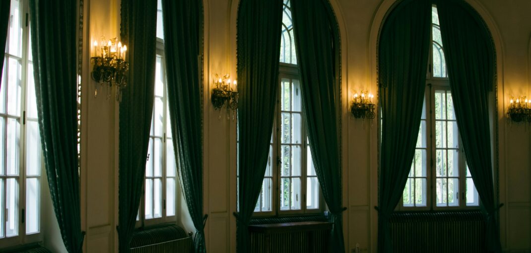 Zasłony na wymiar do dużych okien – jak uzyskać elegancki efekt bez przytłoczenia wnętrza