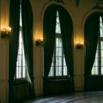 Zasłony na wymiar do dużych okien – jak uzyskać elegancki efekt bez przytłoczenia wnętrza
